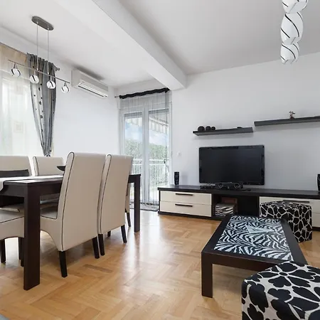 Dana With Garden & Grill