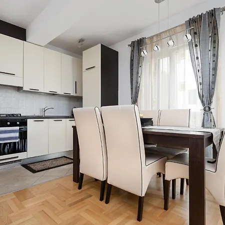 Apartment Dana With Garden & Grill
